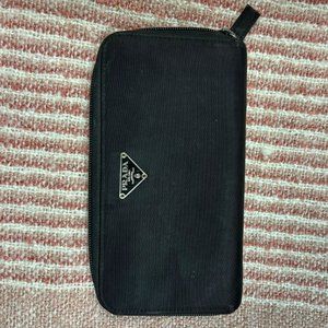 Prada 2004 tessuto nero nylon zippy wallet